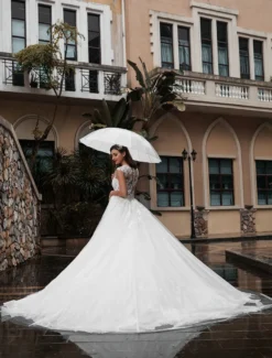 Robe de mariée trapèze blanche en tulle col rond boutonné sur dos à traîne robe de mariage