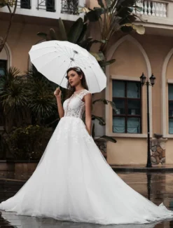 Robe de mariée trapèze blanche en tulle col rond boutonné sur dos à traîne robe de mariage
