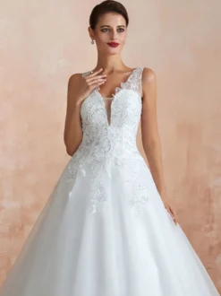 Robe de mariée trapèze blanche en tulle col V dos transparent à traîne robe de mariage