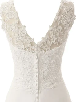 Robe de mariée trapèze col V boutonné sur dos à traîne