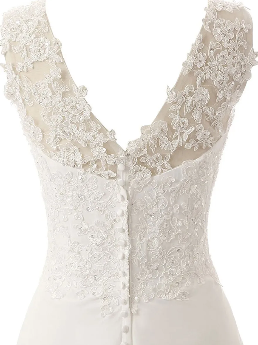 Robe de mariée trapèze col V boutonné sur dos à traîne
