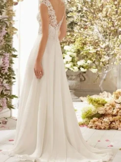 Robe de mariée trapèze col V boutonné sur dos à traîne