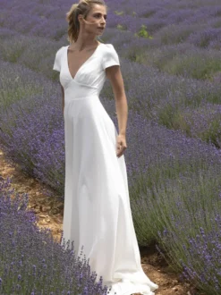 Robe de mariée trapèze col V manche courte boutonné sur dos au sol