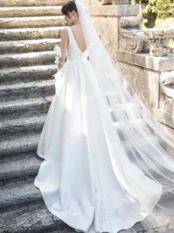 Robe de mariée trapèze ivoire tissu de satin col V décolleté boutonné à traîne robe de mariage