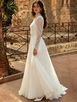 Robe de mariée trois pièces en dentelle et mousseline col rond coupe trapèze traîne fermeture éclair manches longues