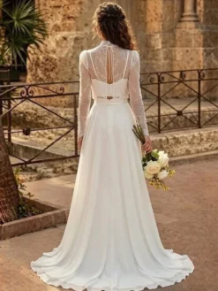 Robe de mariée trois pièces en dentelle et mousseline col rond coupe trapèze traîne fermeture éclair manches longues