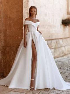 Robe de mariée vintage avec traîne épaules dénudées manches courtes fente sur le devant en satin.