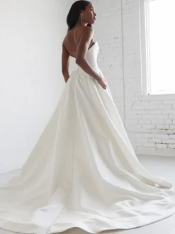 Robe de mariée vintage bustier boutonné sur dos à traîne