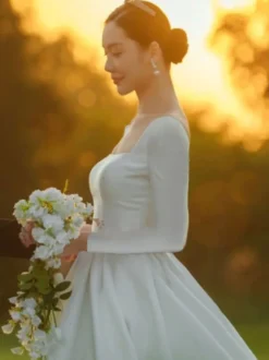 Robe de mariée vintage col carré manche longue à traîne