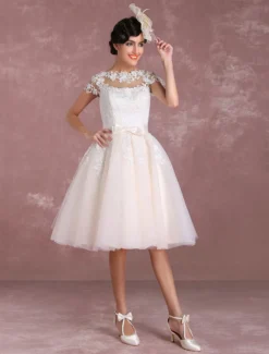 Robe de mariée vintage courte col rond manche courte boutonné sur dos