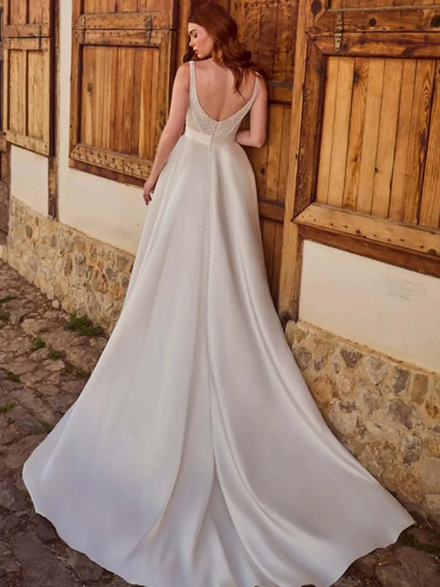 Robe de mariée vintage deux pièces courte en satin et dentelle coupe trapèze sans manches longue.