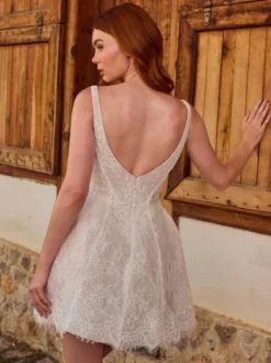 Robe de mariée vintage deux pièces courte en satin et dentelle coupe trapèze sans manches longue.