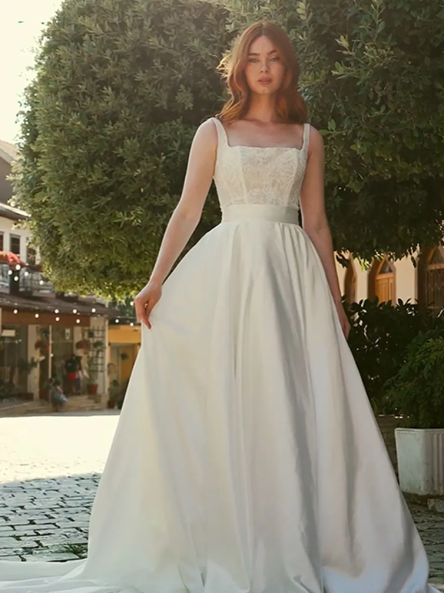 Robe de mariée vintage deux pièces courte en satin et dentelle coupe trapèze sans manches longue.