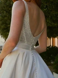 Robe de mariée vintage deux pièces courte en satin et dentelle coupe trapèze sans manches longue.