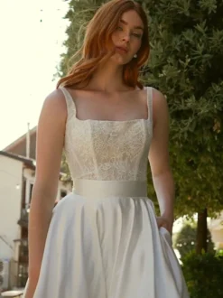 Robe de mariée vintage deux pièces courte en satin et dentelle coupe trapèze sans manches longue.