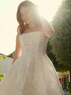 Robe de mariée vintage deux pièces courte en satin et dentelle coupe trapèze sans manches longue.