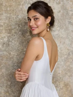 Robe de mariée vintage en satin à taille basque col carré sans manches plissée coupe trapèze simple