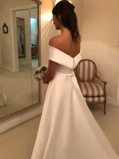 Robe de mariée vintage hors de l'épaule boutonné sur dos à traîne