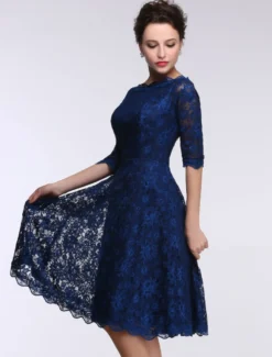 Robe de mère de mariée bleue en dentelle col bateau demie-manche longueur genou Robe d'invitée de mariage