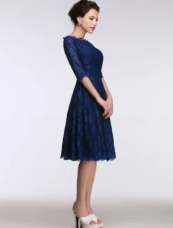 Robe de mère de mariée bleue en dentelle col bateau demie-manche longueur genou Robe d'invitée de mariage