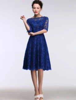 Robe de mère de mariée bleue en dentelle col bateau demie-manche longueur genou Robe d'invitée de mariage