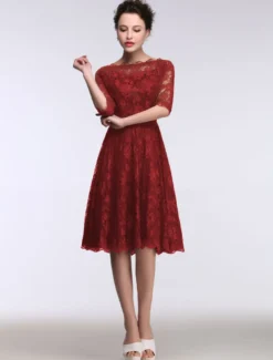 Robe de mère de mariée bleue en dentelle col bateau demie-manche longueur genou Robe d'invitée de mariage