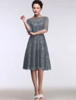 Robe de mère de mariée bleue en dentelle col bateau demie-manche longueur genou Robe d'invitée de mariage