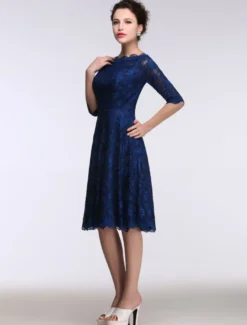 Robe de mère de mariée bleue en dentelle col bateau demie-manche longueur genou Robe d'invitée de mariage