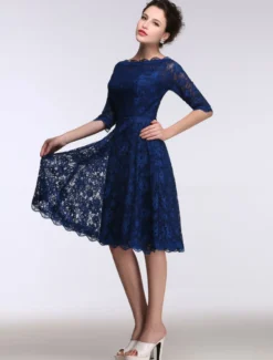 Robe de mère de mariée bleue en dentelle col bateau demie-manche longueur genou Robe d'invitée de mariage