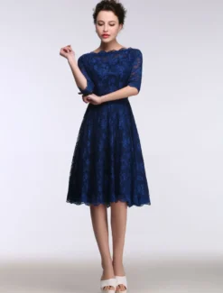 Robe de mère de mariée bleue en dentelle col bateau demie-manche longueur genou Robe d'invitée de mariage