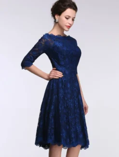 Robe de mère de mariée bleue en dentelle col bateau demie-manche longueur genou Robe d'invitée de mariage
