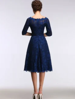 Robe de mère de mariée bleue en dentelle col bateau demie-manche longueur genou Robe d'invitée de mariage