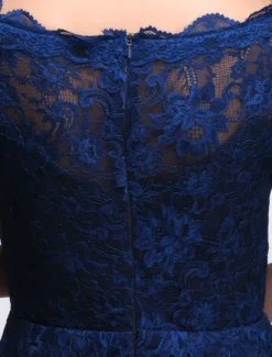 Robe de mère de mariée bleue en dentelle col bateau demie-manche longueur genou Robe d'invitée de mariage