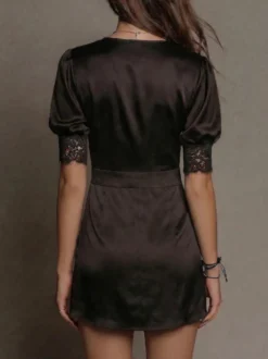 Robe de nuit courte en dentelle manches courtes col en V nuisette portefeuille sexy en satin noir
