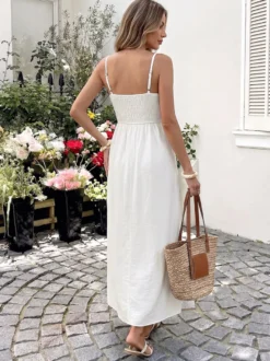 Robe de plage longue fluide en dentelle blanche style bohème débardeur maxi à taille ajourée.