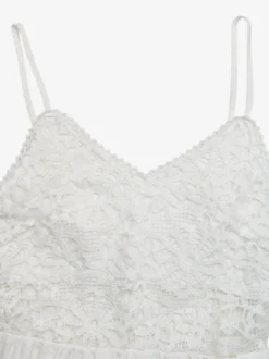 Robe de plage longue fluide en dentelle blanche style bohème débardeur maxi à taille ajourée.