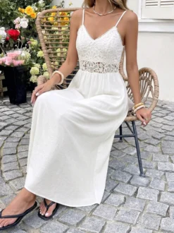 Robe de plage longue fluide en dentelle blanche style bohème débardeur maxi à taille ajourée.