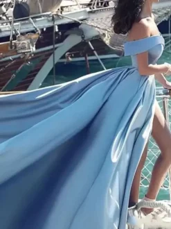 Robe de soirée bleu en satin col bateau jupe plissée fendue à traîne robe cérémonie