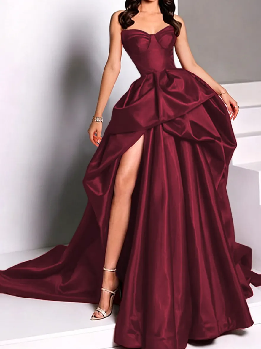 Robe de soirée bustier en satin avec traîne et jupe à bretelles