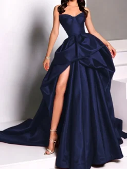 Robe de soirée bustier en satin avec traîne et jupe à bretelles