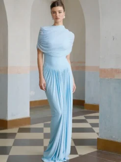 Robe de soirée fourreau à encolure travaillée et plissée idéale pour les fêtes.
