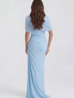 Robe de soirée fourreau à encolure travaillée et plissée idéale pour les fêtes.