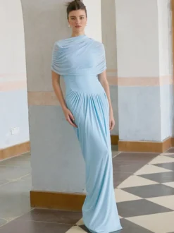 Robe de soirée fourreau à encolure travaillée et plissée idéale pour les fêtes.