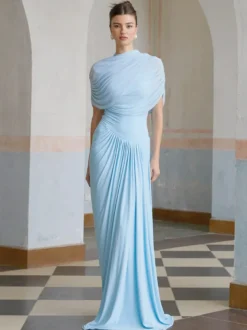 Robe de soirée fourreau à encolure travaillée et plissée idéale pour les fêtes.