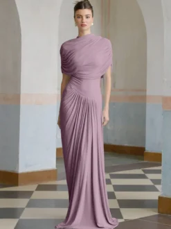 Robe de soirée fourreau à encolure travaillée et plissée idéale pour les fêtes.