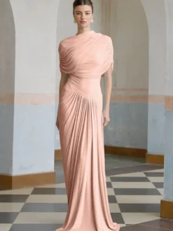 Robe de soirée fourreau à encolure travaillée et plissée idéale pour les fêtes.