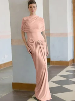 Robe de soirée fourreau à encolure travaillée et plissée idéale pour les fêtes.