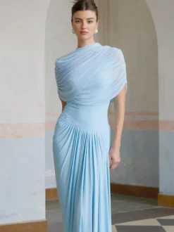 Robe de soirée fourreau à encolure travaillée et plissée idéale pour les fêtes.
