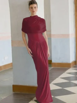 Robe de soirée fourreau à encolure travaillée et plissée idéale pour les fêtes.