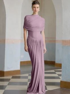 Robe de soirée fourreau à encolure travaillée et plissée idéale pour les fêtes.